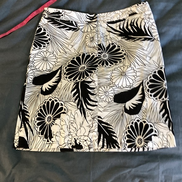 Sandra Floral Black / White Women's A-line Zip Versatile Cute MIDI Skirt l Small - Picture 1 of 9